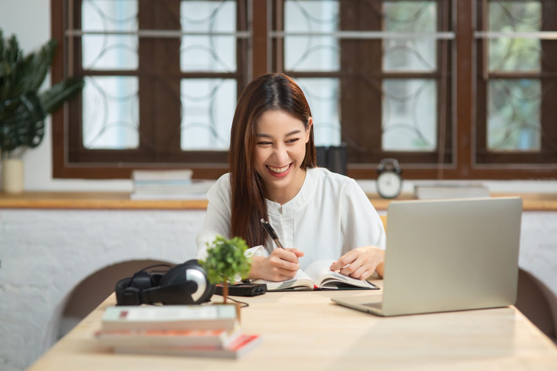 Student taking an online Spanish lesson